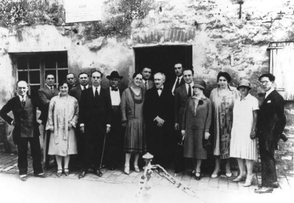 Arturo Toscanini en la casa natal de Giuseppe Verdi, en Roncole (Italia)